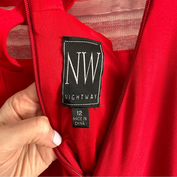 Gorgeous red gown - Picture 6 of 6